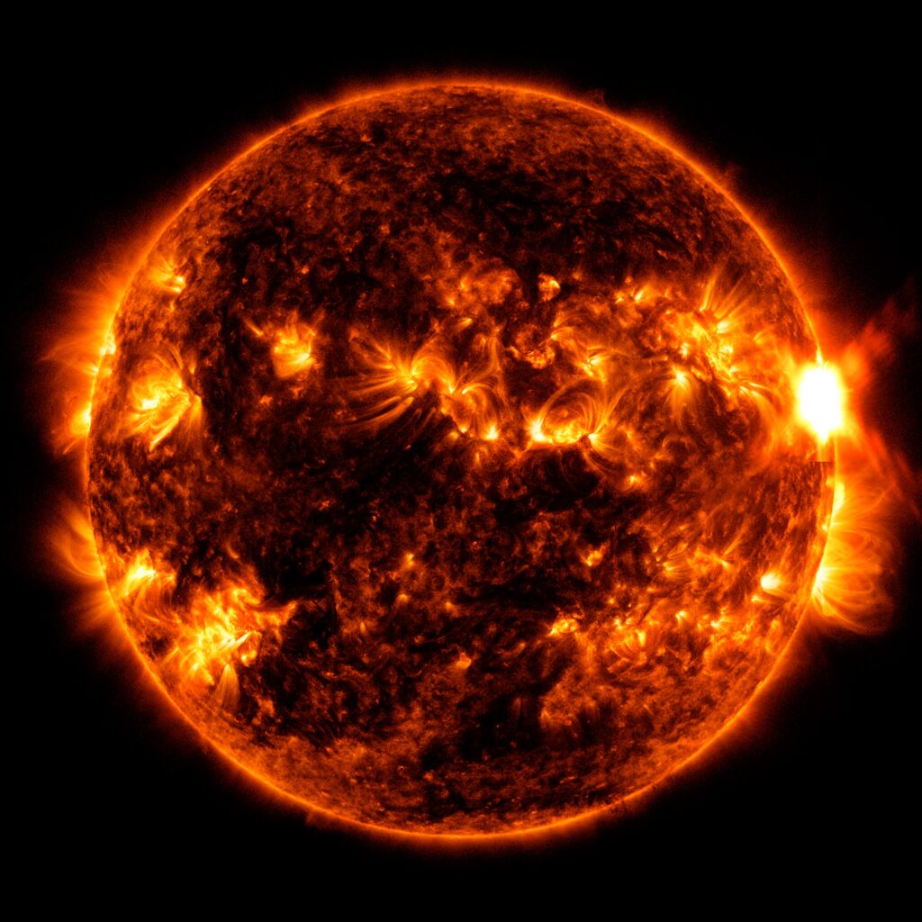 La NASA capta una fuerte erupción solar