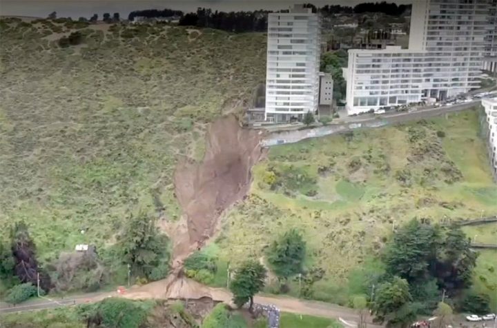 Las causas del deslizamiento que amenaza a edificio en Concón