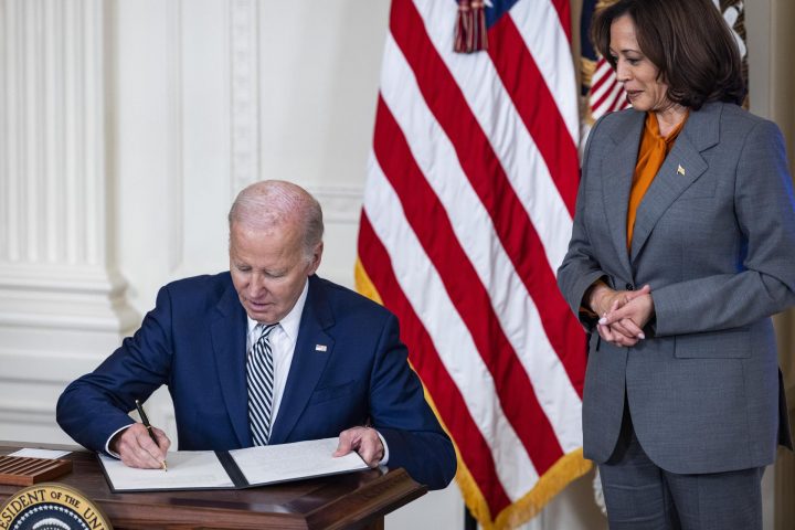 Biden firma orden ejecutiva para un uso seguro de la IA