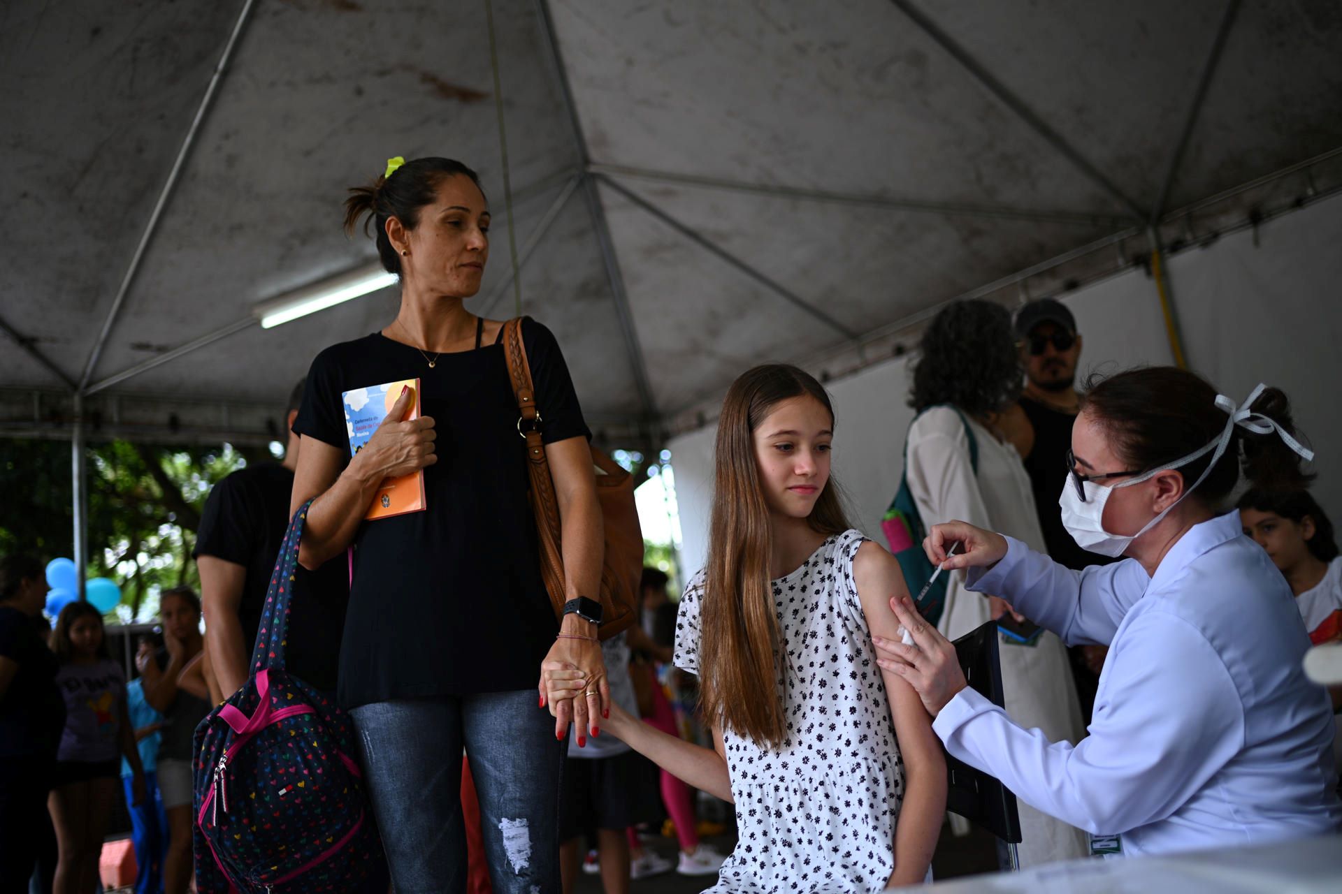 Alza de casos de dengue lleva a Brasil a vacunar niños