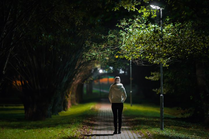 Mujeres están más alertas en áreas oscuras que los hombres