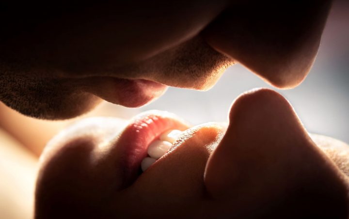 Los microbios escondidos en un beso