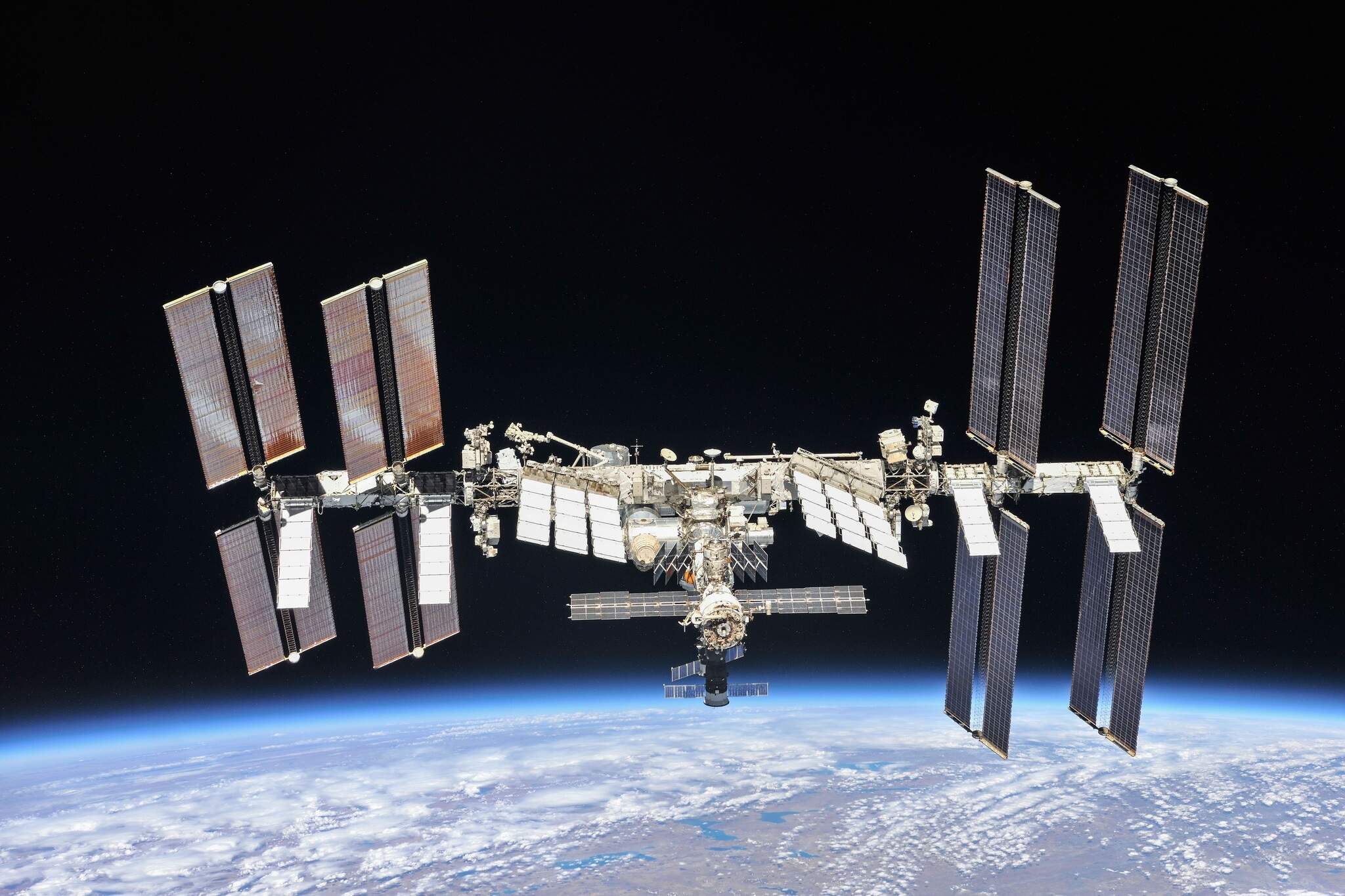 La Dragon Endeavor se acopla a la Estación Espacial Internacional