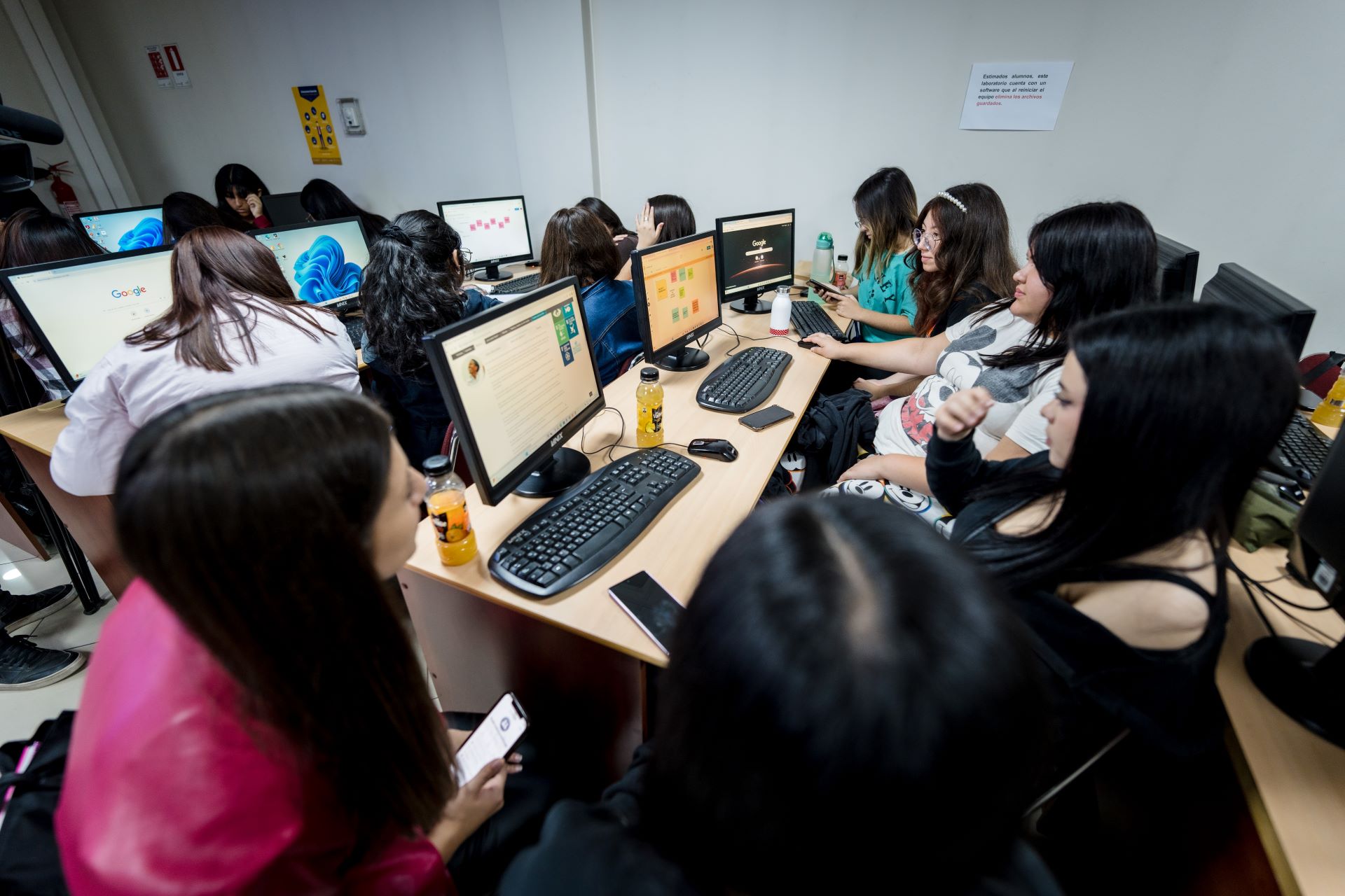 USACH y Technovation Girls lanzan programa de ciencia para niñas