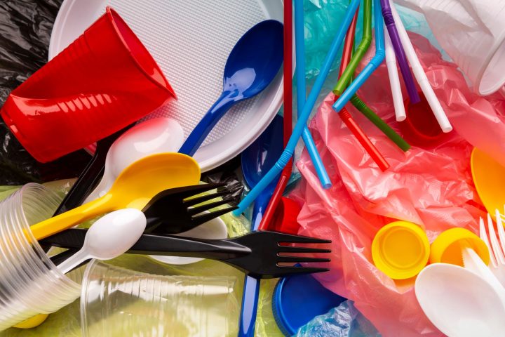 Plásticos de un solo uso: sector gastronómico busca modificar ley