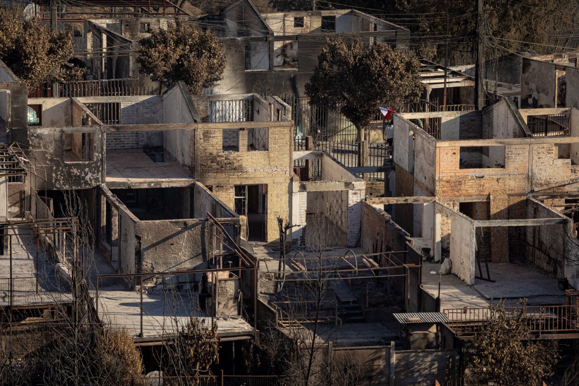 Evalúan opciones de reconstrucción por incendios en Valparaíso