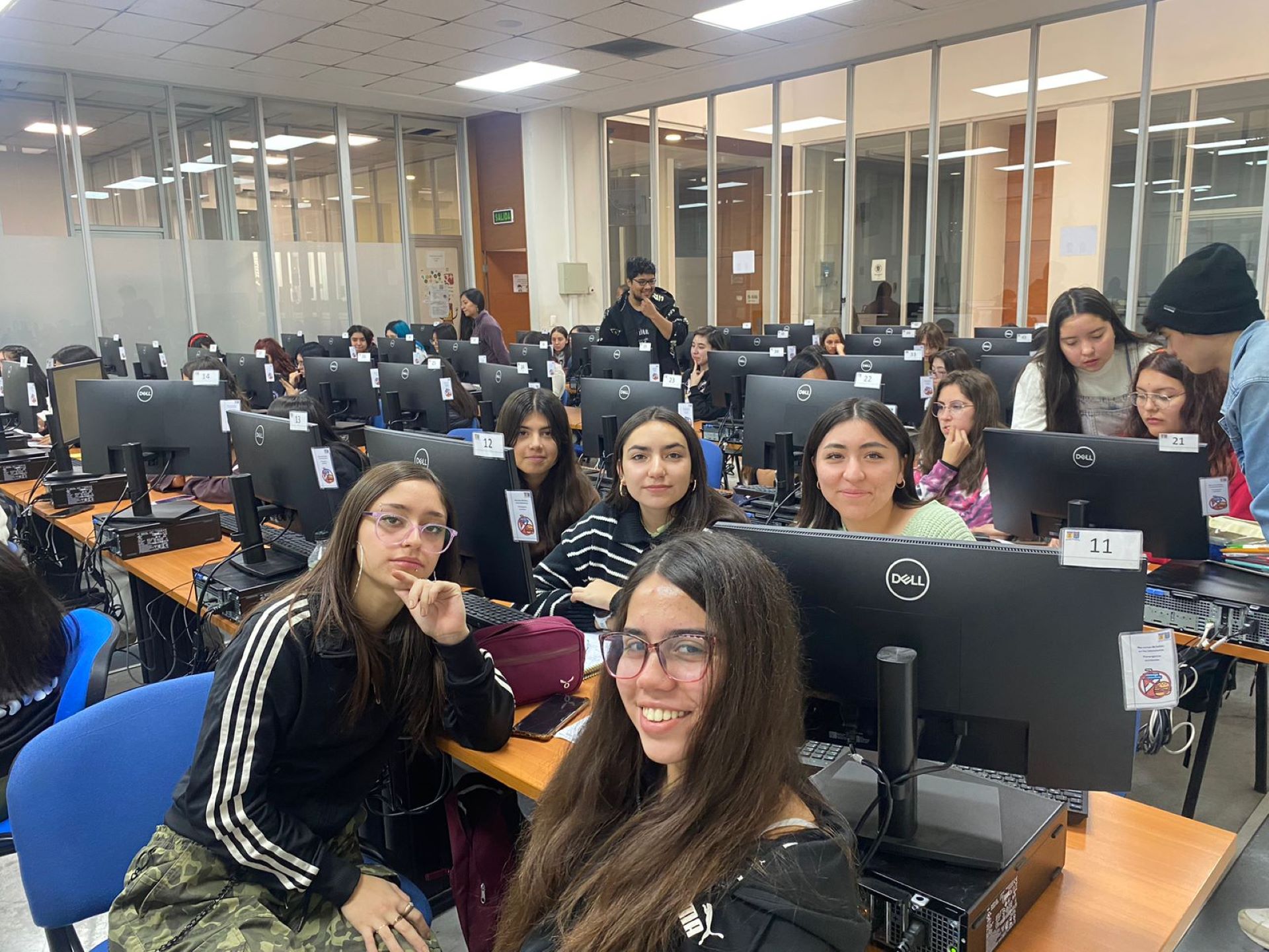 Más de dos mil niñas buscan representar a Chile en concurso mundial de IA