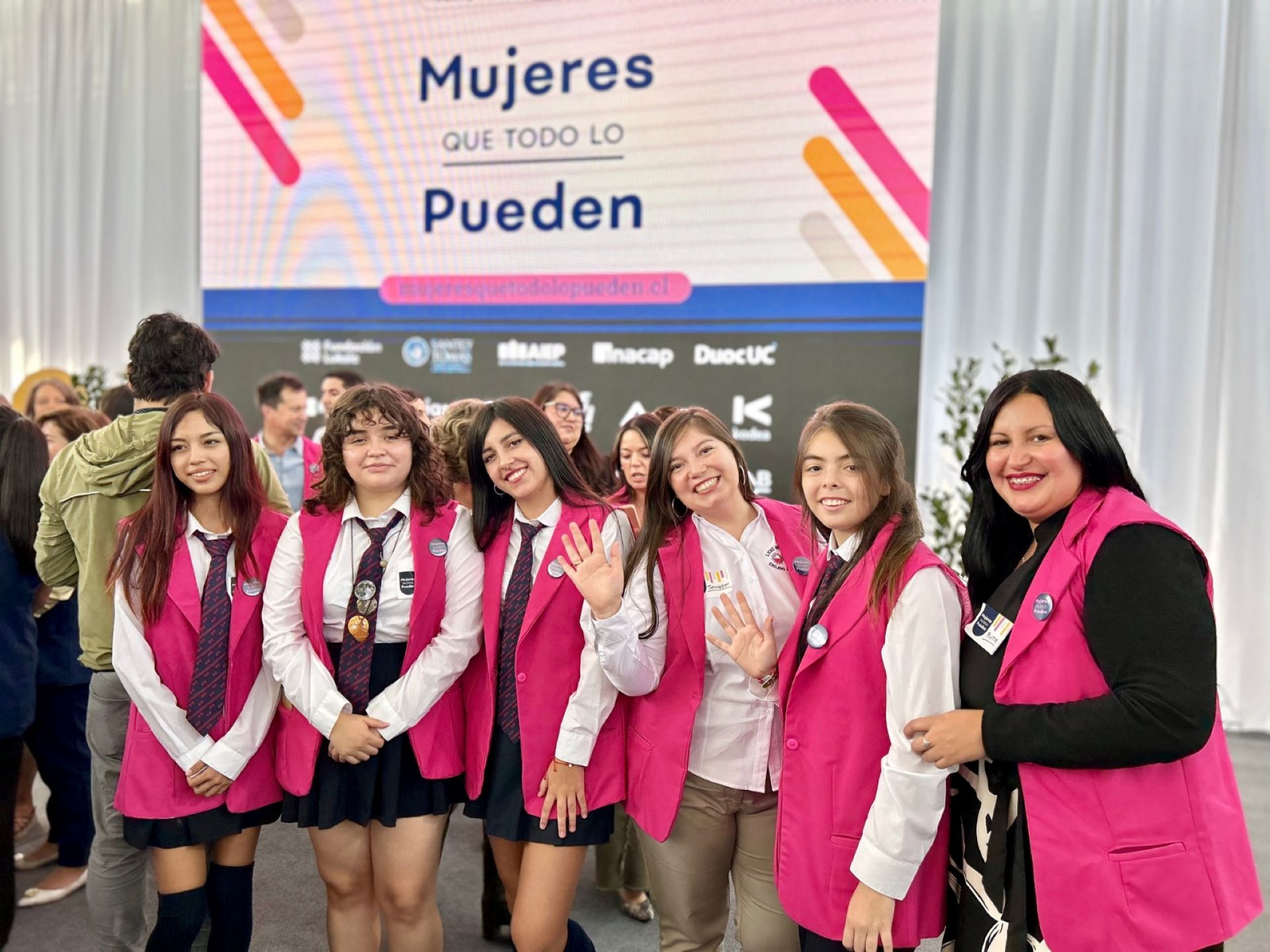 100 mujeres serán becadas en carreras técnicas STEM