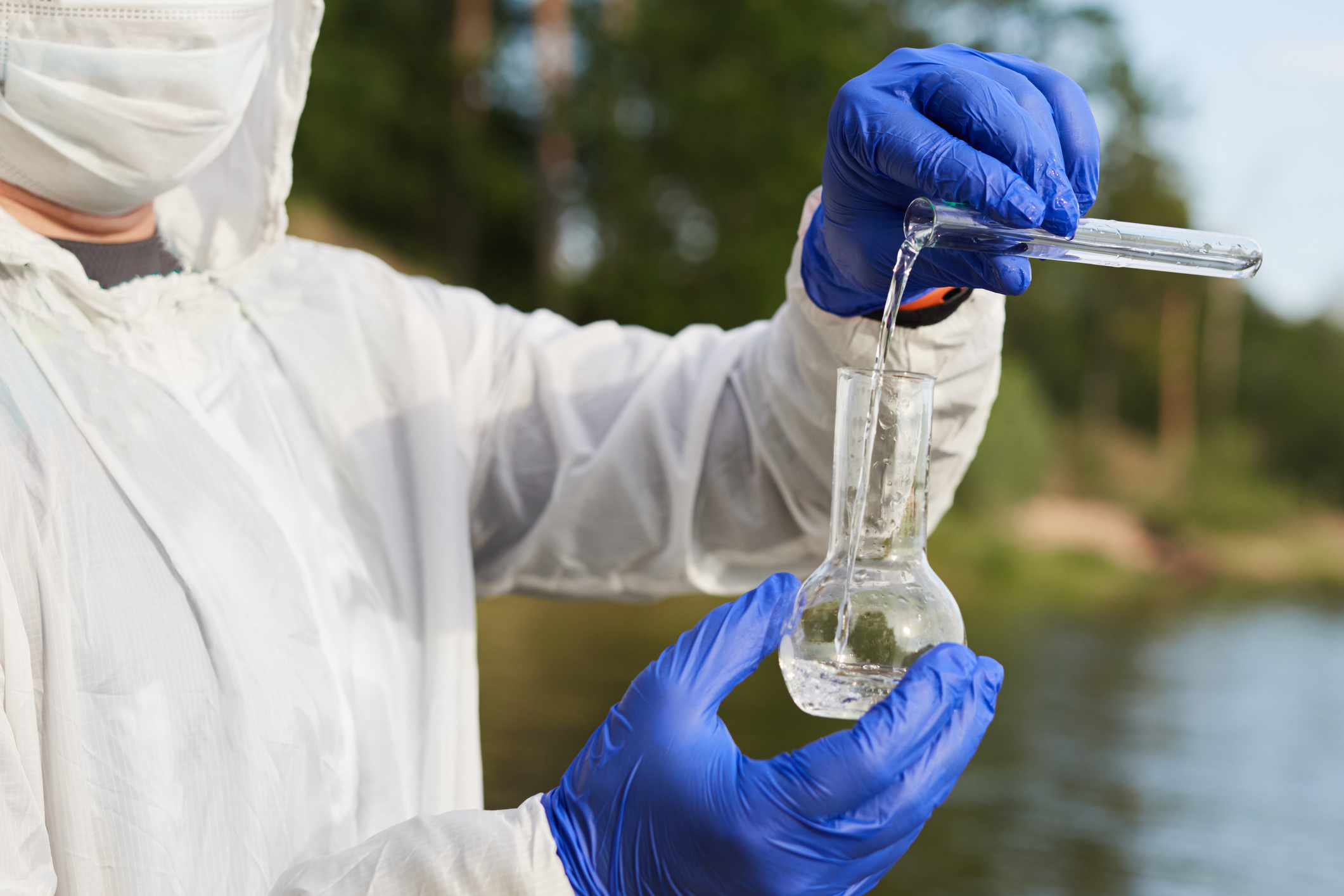 Científicos buscan descontaminar aguas con microorganismos