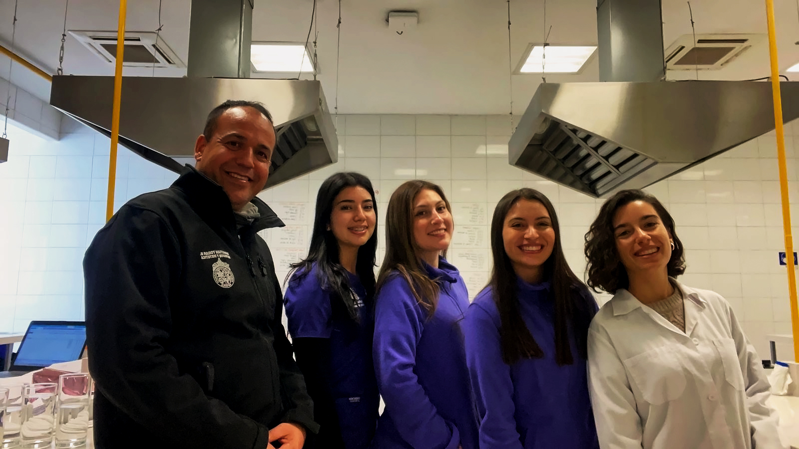 Estudiante chilena transforma cáscaras de granada en gomitas ricas en antioxidantes