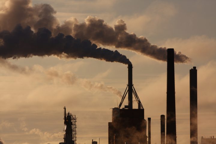 Académicos proponen más de 30 medidas para reducir emisiones de CO2