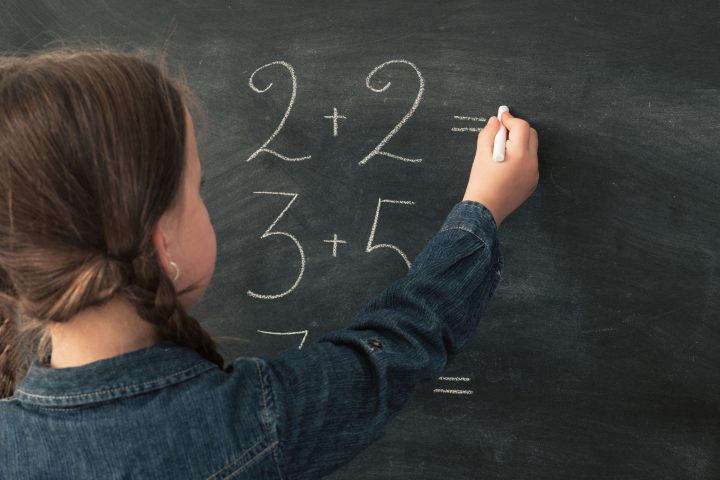 Brecha de género en matemáticas: surge en primer básico y se cuadruplica en solo un año
