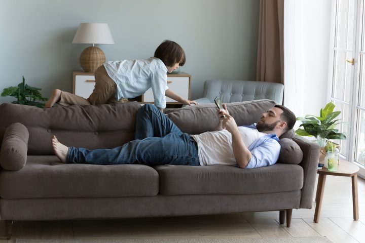 Menor apego y desarrollo cognitivo: Qué pasa cuando los adultos usan el celular frente a sus hijos