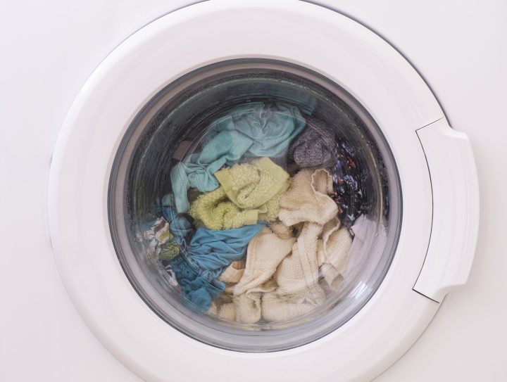 Captan por primera vez y en tiempo real cómo la ropa libera microplásticos en la lavadora