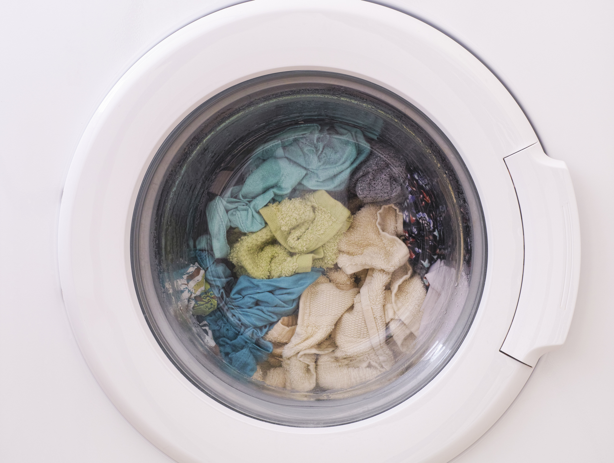 Captan por primera vez y en tiempo real cómo la ropa libera microplásticos en la lavadora