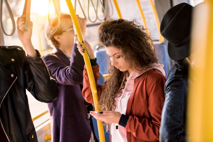 Acoso y tiempos excesivos de viaje: Los factores que afectan a mujeres en el transporte público