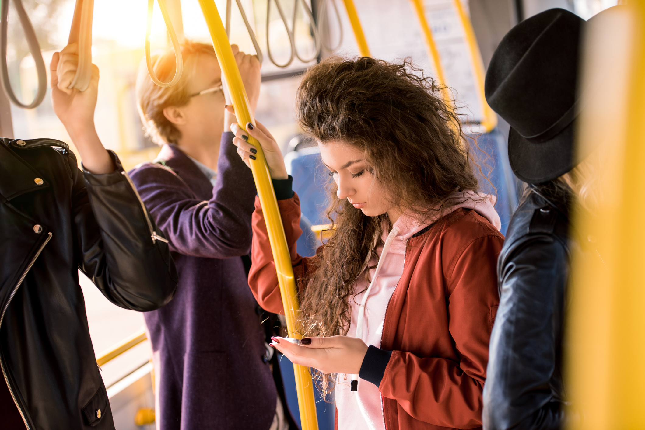Acoso y tiempos excesivos de viaje: Los factores que afectan a mujeres en el transporte público
