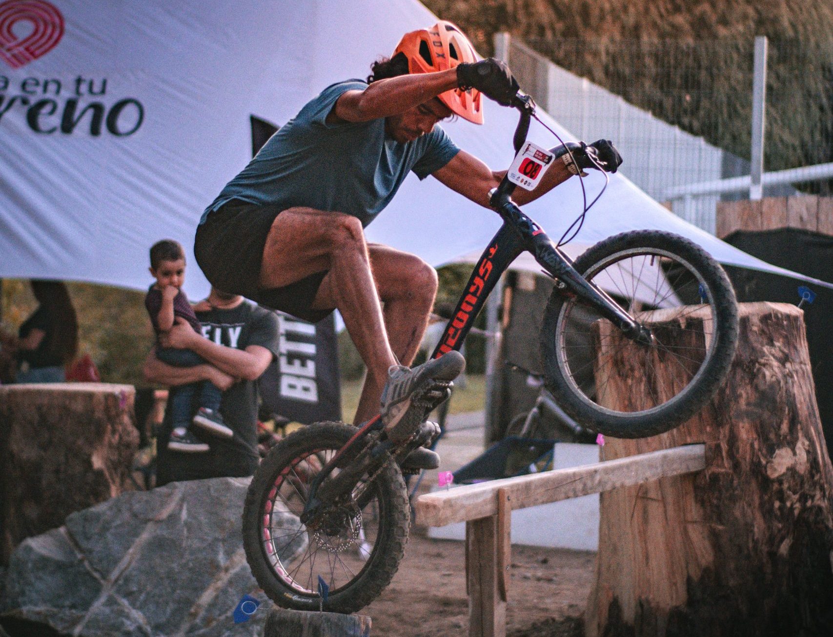 De los volcanes a la cima del mundo: Volcanólogo chileno busca un lugar en la élite del ciclismo Trial