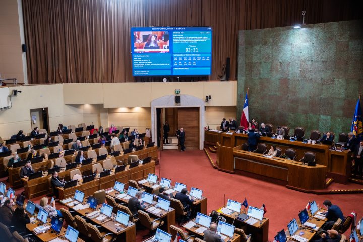 Nueva ley prohíbe a deudores de pensión alimenticia acceder a fondos de investigación ANID