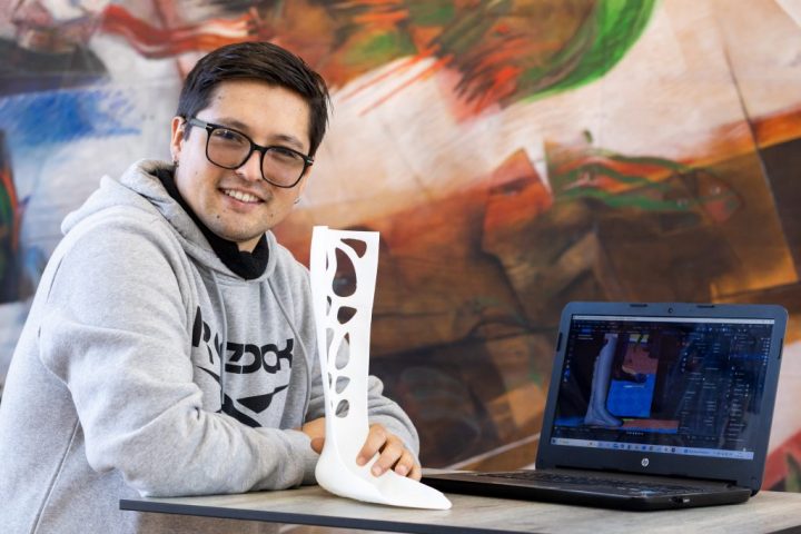 Estudiantes desarrollan solución tecnológica que permite diseñar prótesis usando la cámara del celular