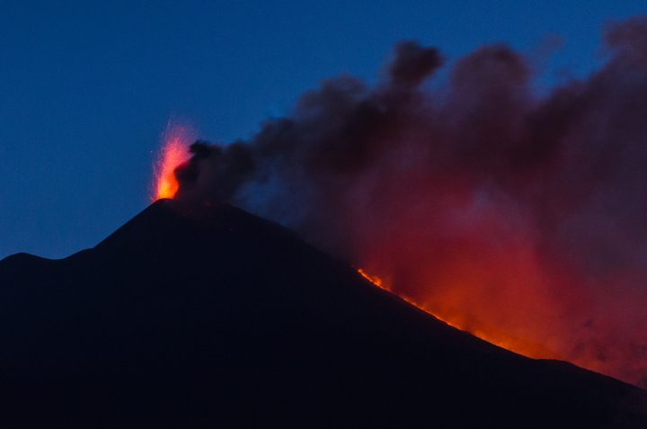 Tierra de Volcanes: Cómo se construyen los mapas de riesgo y peligro volcánico en Chile