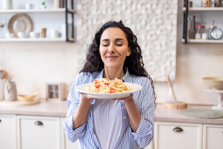 Estudio revela que comer pasta aumenta el bienestar más que la música o el deporte