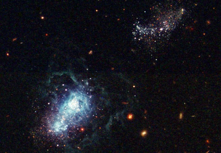 Detectan misteriosa señal energética en galaxia IZw18: Una ventana al universo primitivo