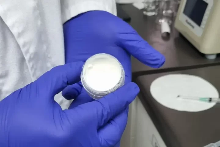 Científicos chilenos crean innovadora crema cosmética a partir de bacterias antárticas