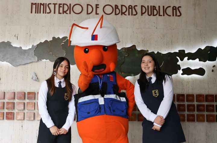Estudiantes chilenas buscan ganar competencia en Suecia con bacteria antártica 