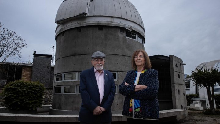 Premios nacionales advierten los peligros por posible reactor nuclear en la Luna
