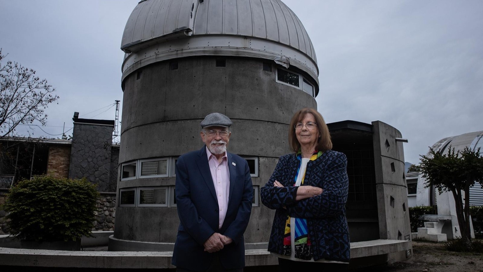 Premios nacionales advierten los peligros por posible reactor nuclear en la Luna