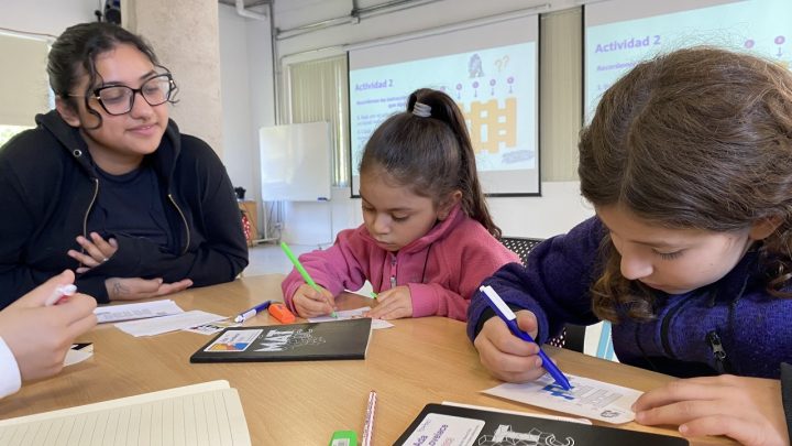 Universidad Católica abre postulaciones a talleres STEM gratuitos para niñas