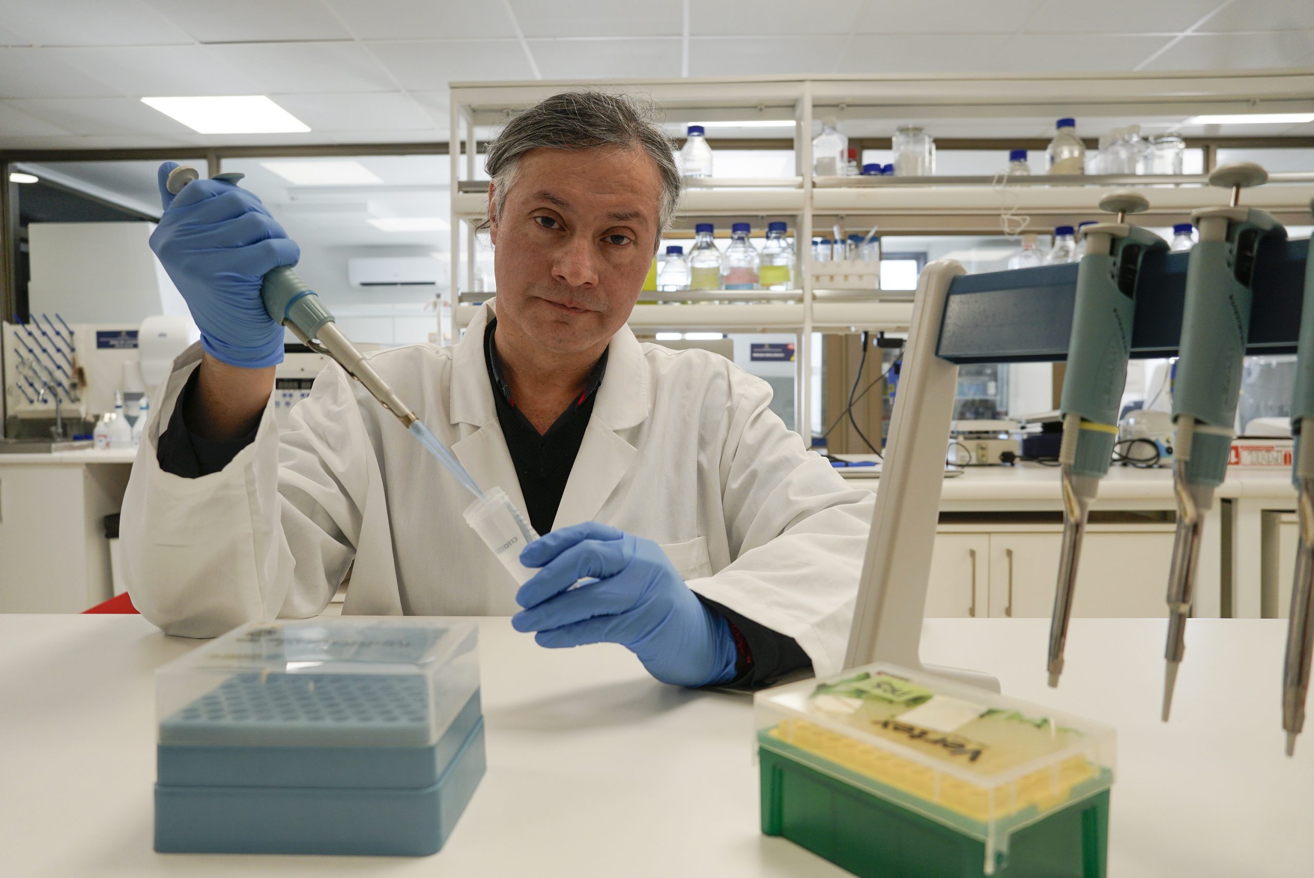 Científico de Puerto Montt estudia el vínculo entre microplásticos y el cáncer de mama