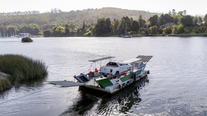 Valdivia presenta innovadora barcaza que promueve el transporte fluvial sustentable