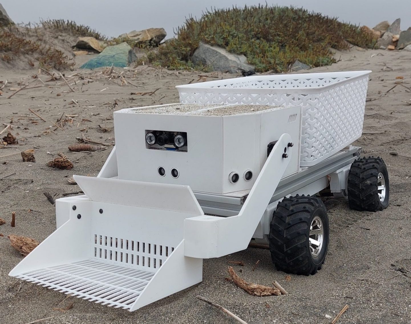 Ingeniero crea robot con inteligencia artificial para limpiar las playas chilenas