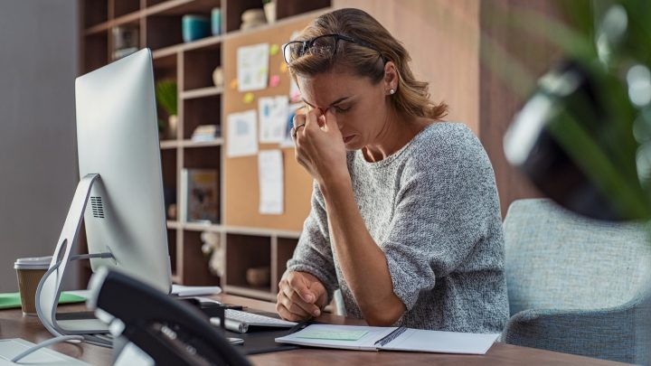 Estrés y sueño: El 60% de los trabajadores chilenos duerme menos de 7 horas