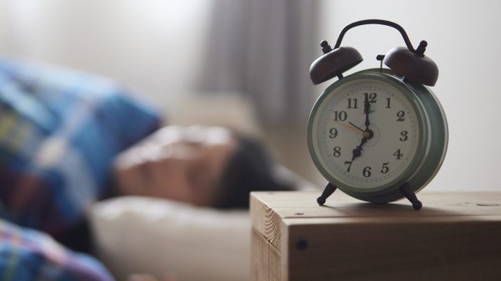Cambio de hora: Expertos entregan claves para combatir el desajuste del 