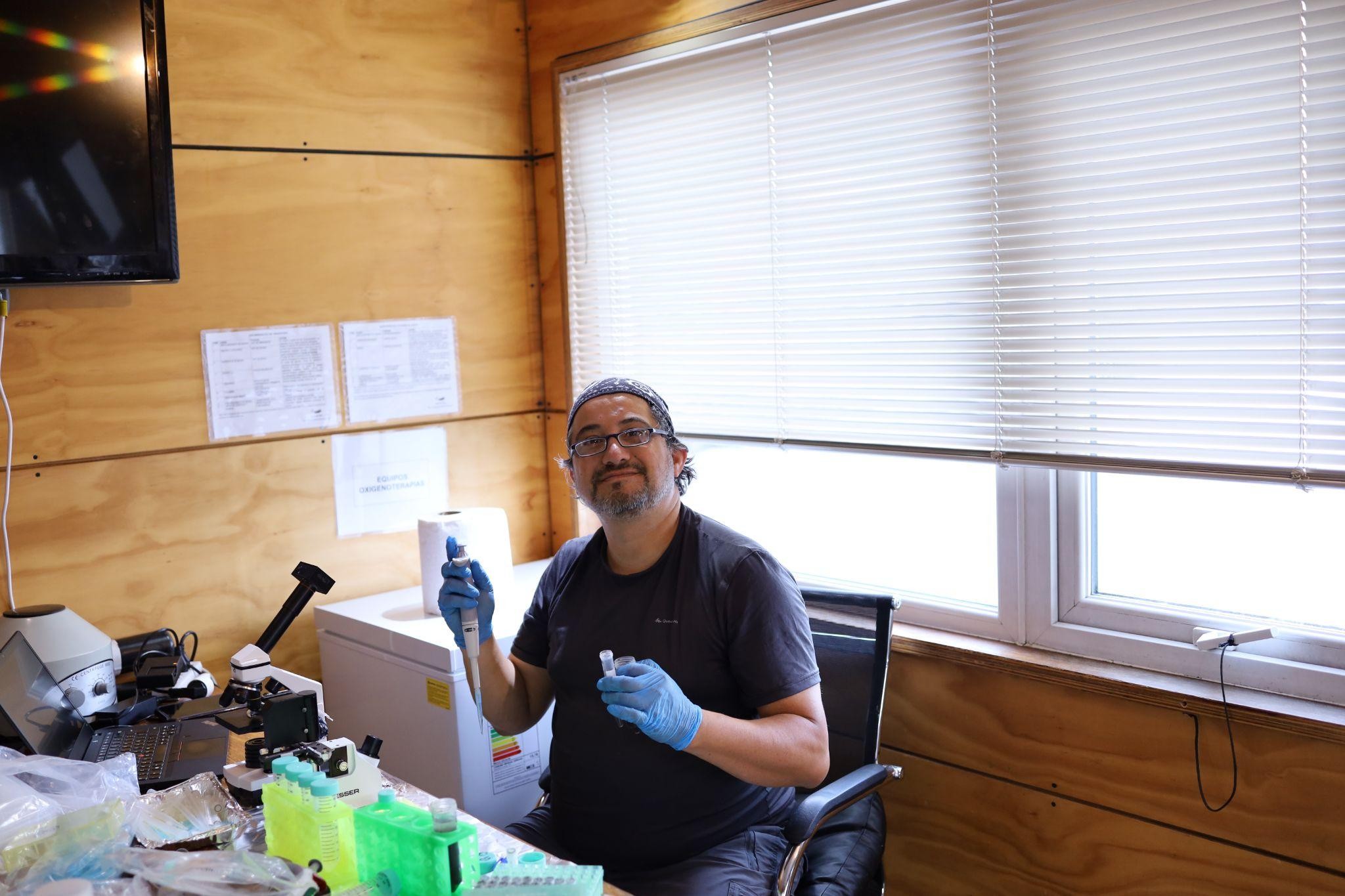 Científico lidera investigación para monitorear la salmonicultura patagónica