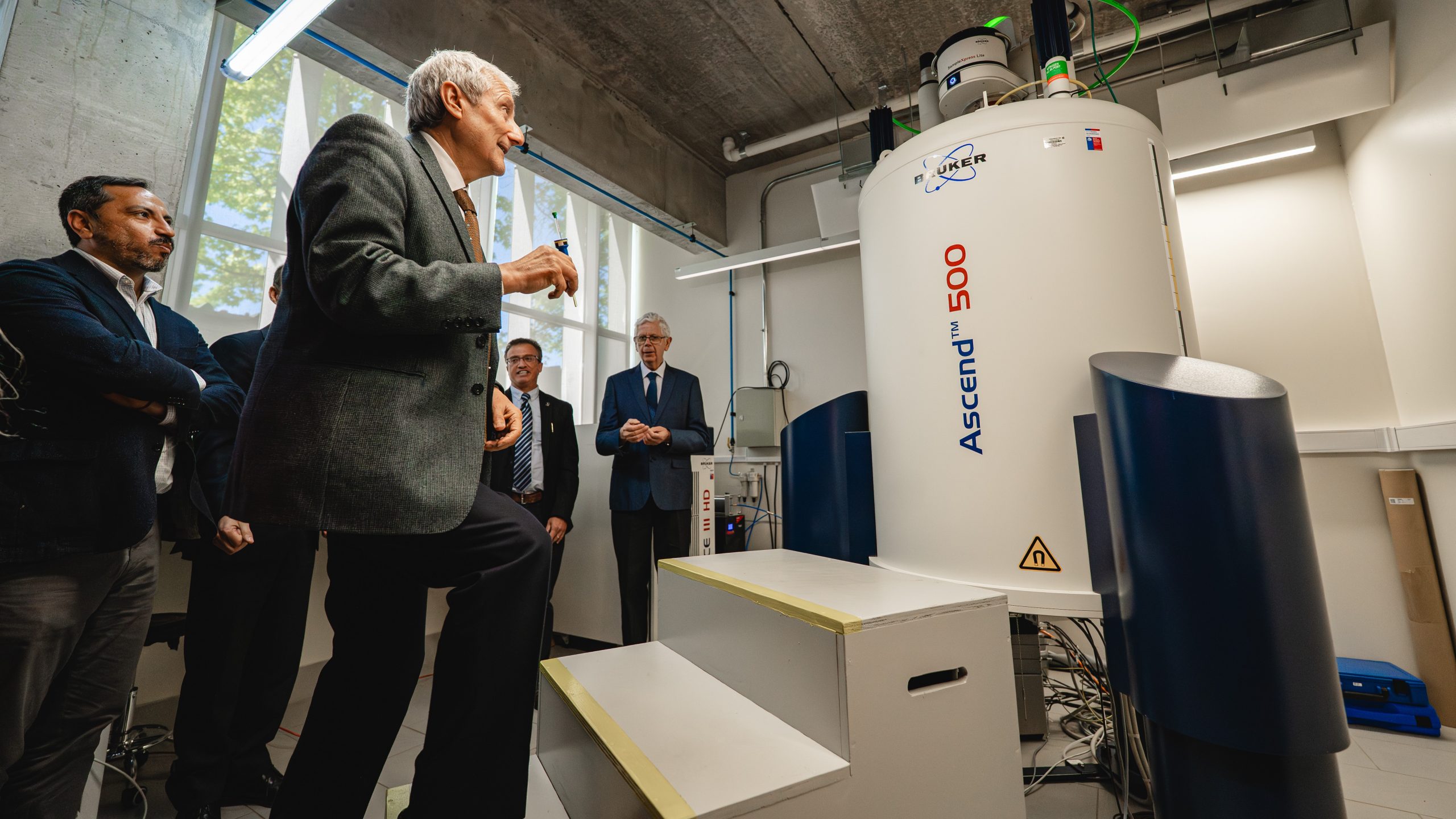 Talca inaugura el espectrómetro de resonancia magnética nuclear más potente de Chile