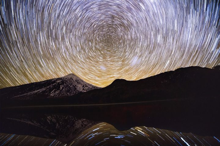 Astrofotógrafo registra la belleza nocturna del Volcán Lanín en La Araucanía