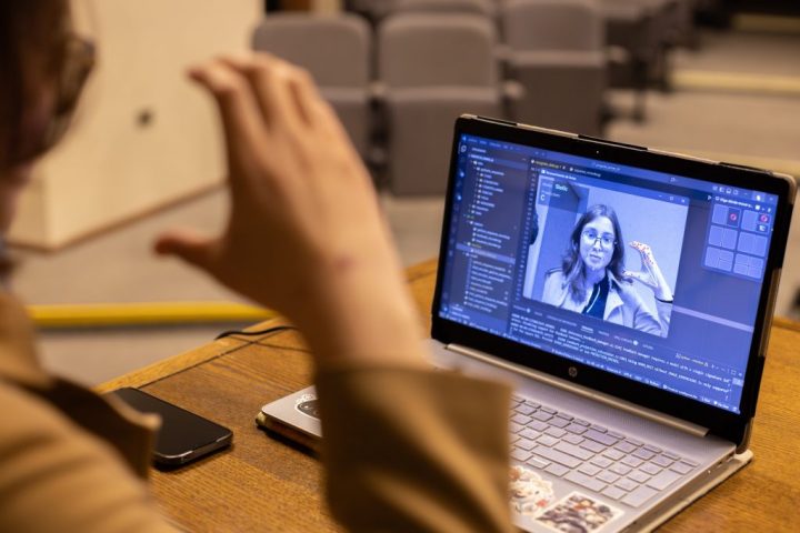 Universitarios desarrollan innovador traductor de lengua de señas chileno basado en Inteligencia Artificial