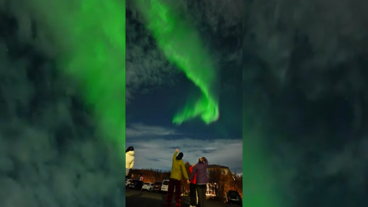 Astrofot贸grafa chilena Cari Letelier registra sorprendente aurora boreal en Islandia