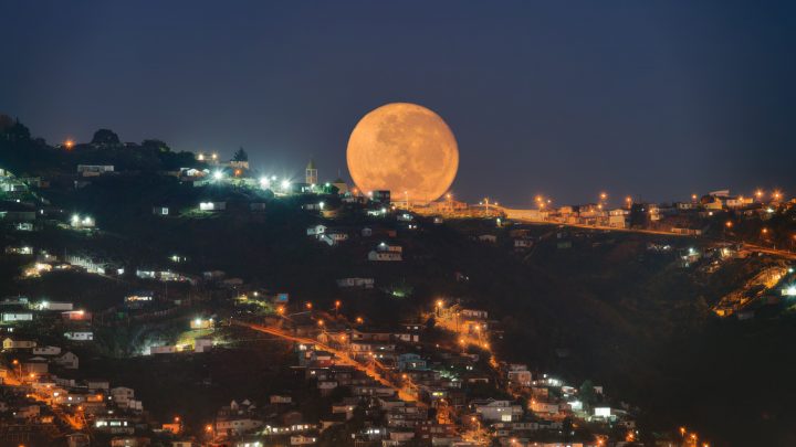 Primer lugar categoría Astronomía Puesta de Luna Llena Supertropical sobre la Parroquia San Alberto Hurtado de Montedonico en Valparaíso.