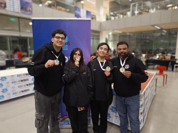 Estudiantes de Puente Alto buscan financiamiento para representar a Chile en olimpiadas robóticas de Singapur