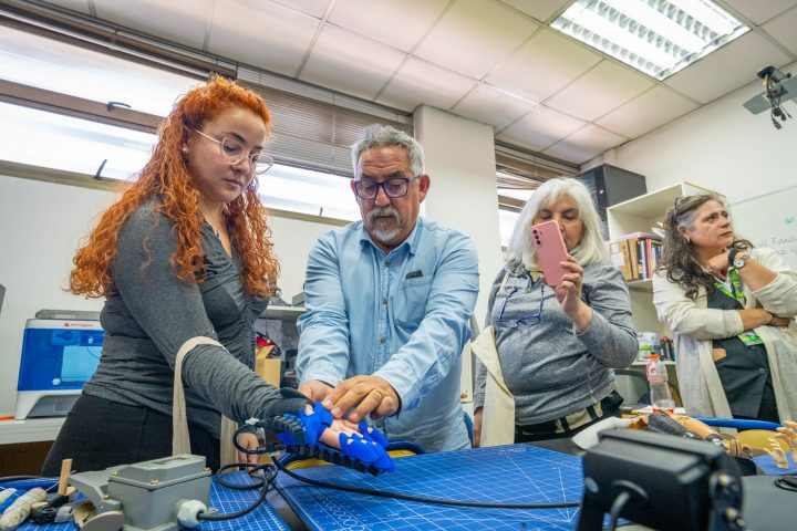 Laboratorios inclusivos de la UTEM desarrollan prótesis para Gaza y navegador accesible