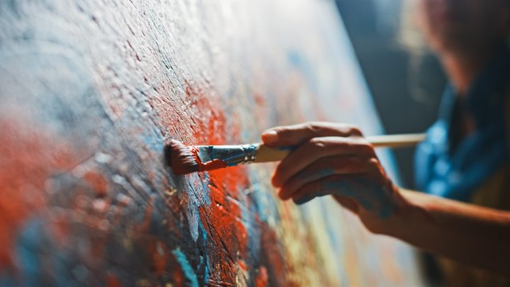 Mentes creativas, cerebros jóvenes: Estudian el poder del arte contra el envejecimiento cerebral