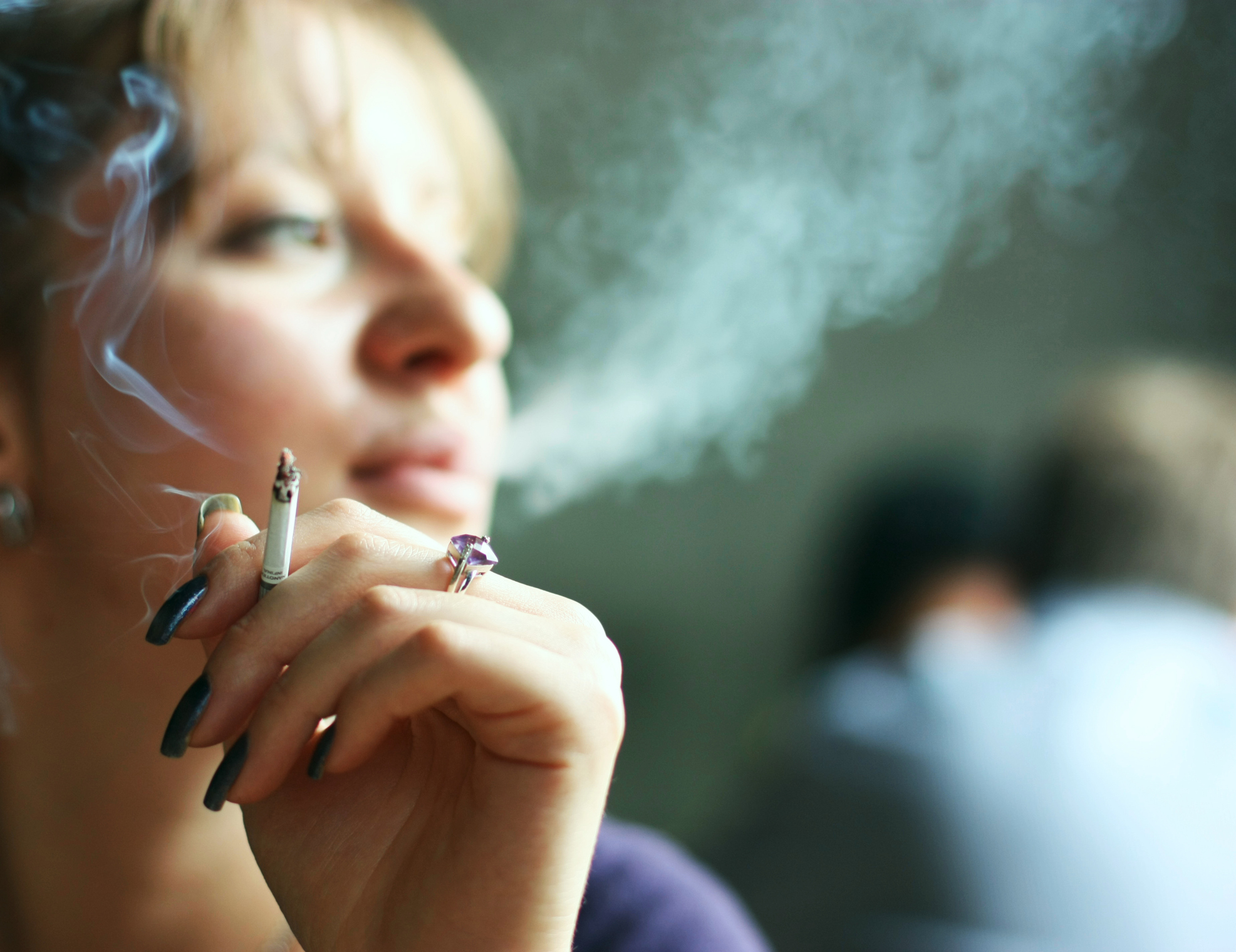 Expertos entregan claves para entender el aumento del consumo de drogas en adolescentes mujeres