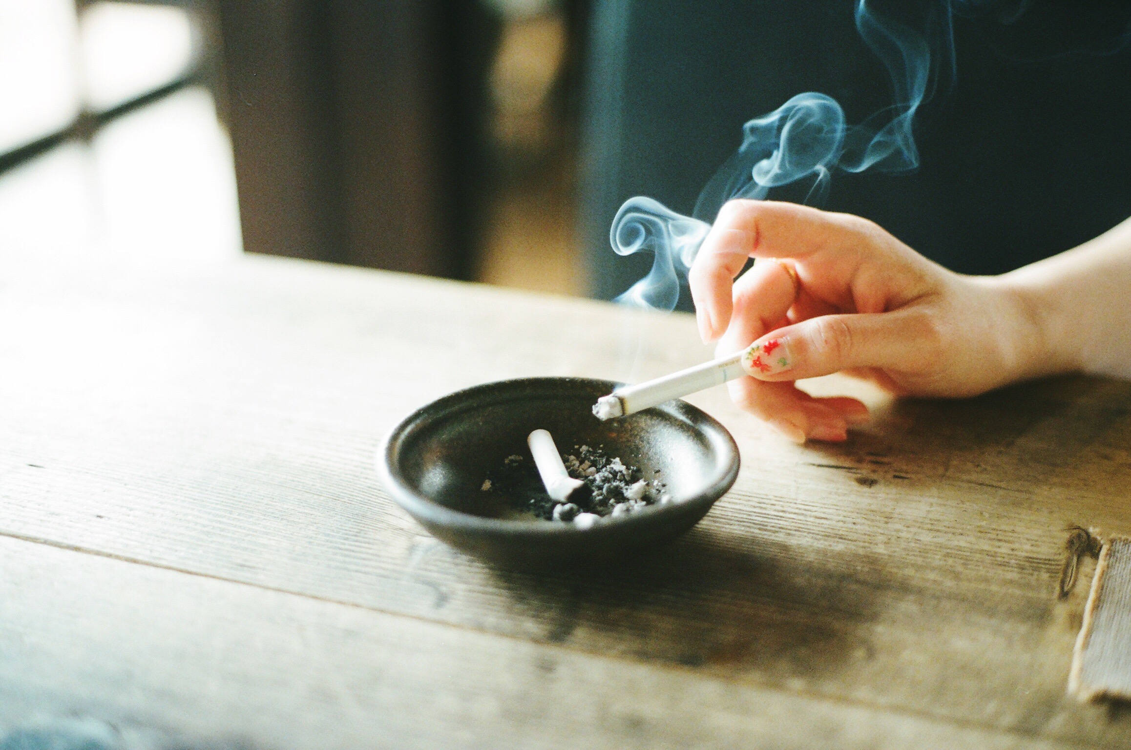 Dejar de fumar, sin importar la edad, reduce el riesgo de demencia y deterioro cognitivo