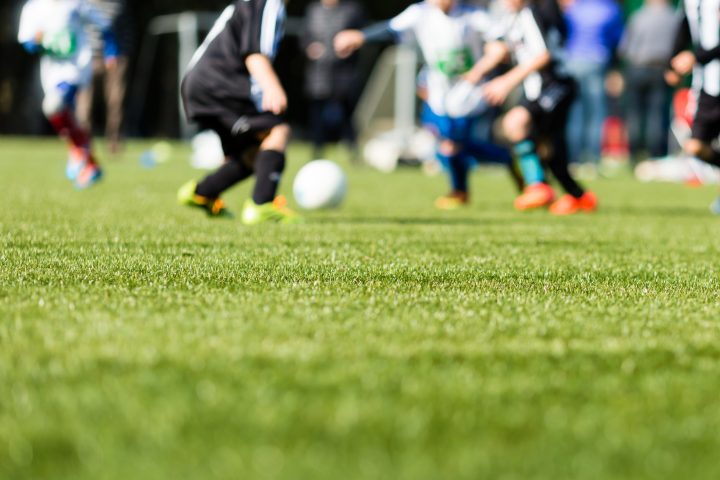 Nueva Ley busca impulsar el deporte en colegios, pero estudio advierte sobre la condición física pediátrica