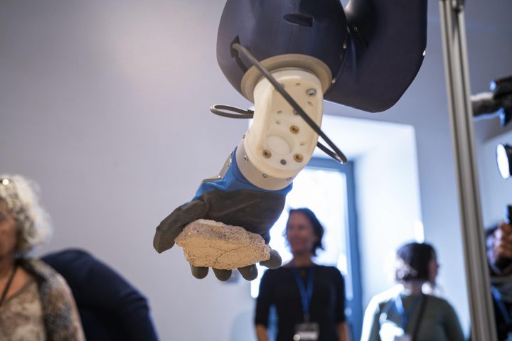 Robot guiado por inteligencia artificial logra reconstruir piezas artísticas fragmentadas de Pompeya